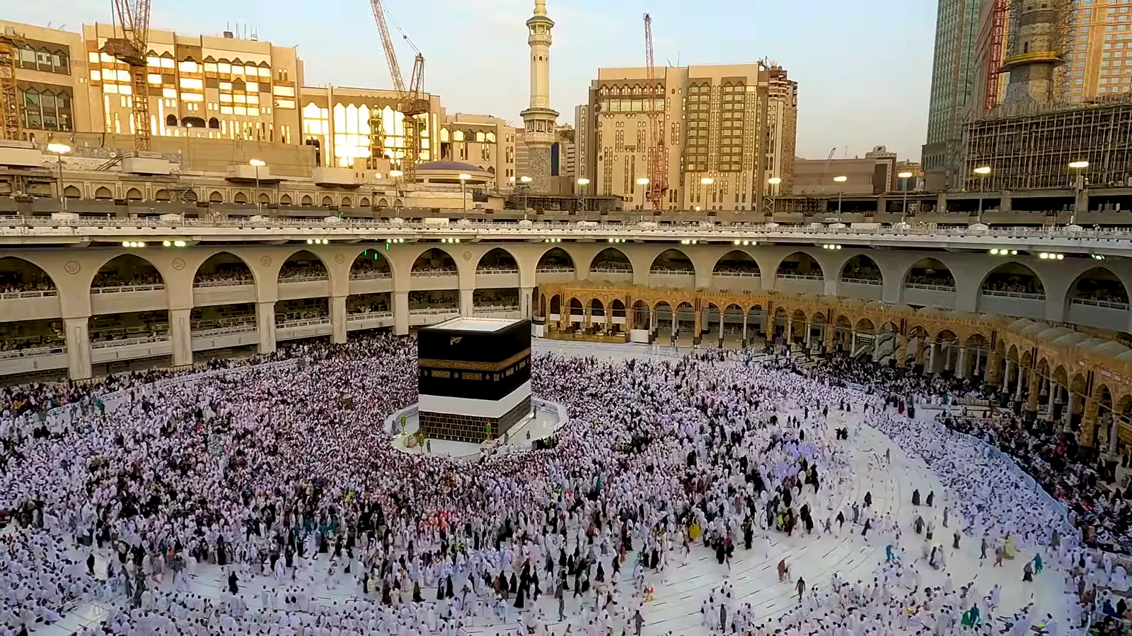Jamaah bertawaf mengelilingi Ka’bah di Masjidil Haram
